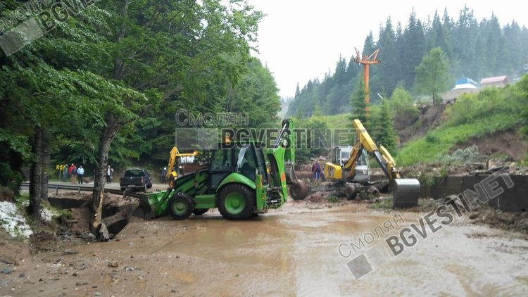 Пътят Пампорово-Стойките е затворен, порой изнесе скатовете
