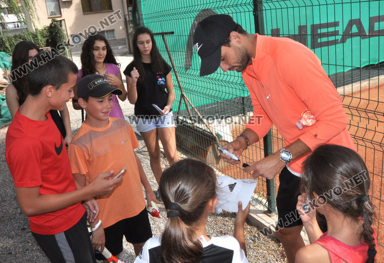Тенис уроци за децата в Хасково, дават подаръци с автограф на Гришо