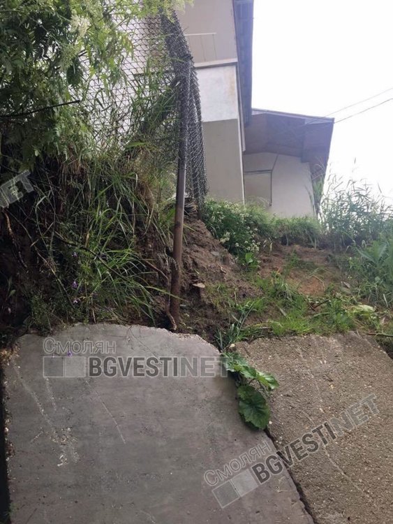 Пороите активираха свлачище в Чепеларе, голяма къща с 4 семейства е под заплаха