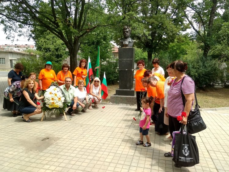 С венци и цветя почетоха годишнината от смъртта на Стамболийски