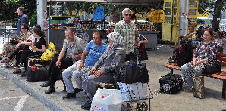 Вбесени хасковлии висят по спирките , спасяват се с таксита и пеша