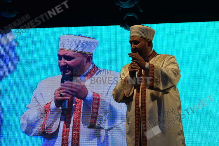 Две хиляди души се стекоха на ифтар в Кърджали, за тях пя Ариф Шентюрк