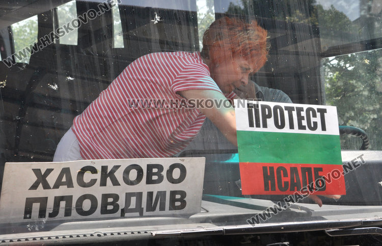 Вбесени хасковлии висят по спирките , спасяват се с таксита и пеша