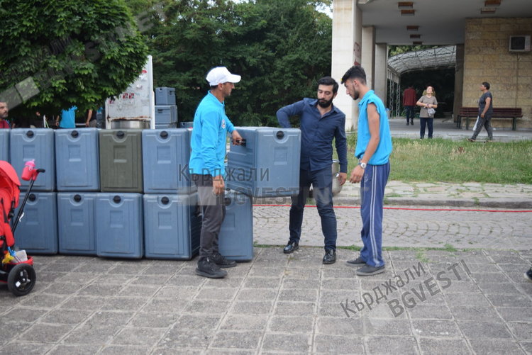 Две хиляди души се стекоха на ифтар в Кърджали, за тях пя Ариф Шентюрк