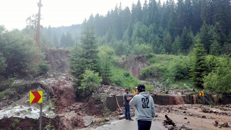 Пътят за Стойките-кална река, за Пампорово- множество камъни и клони