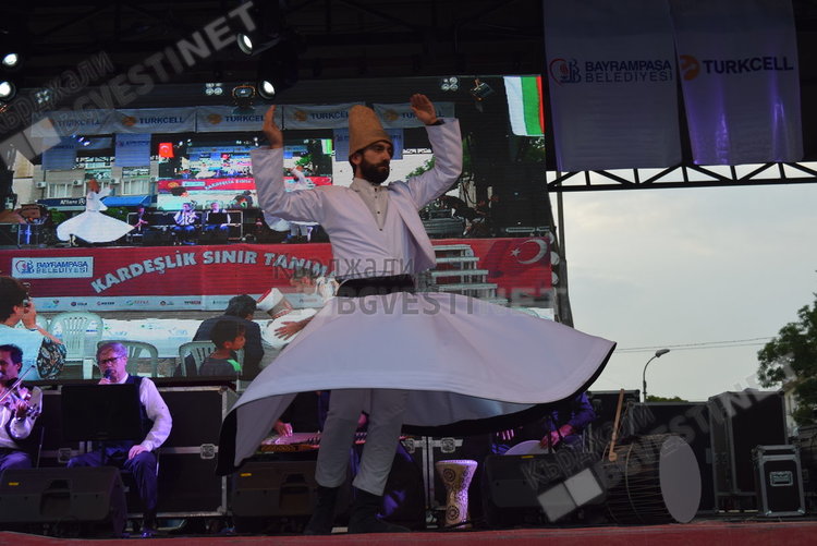 Две хиляди души се стекоха на ифтар в Кърджали, за тях пя Ариф Шентюрк