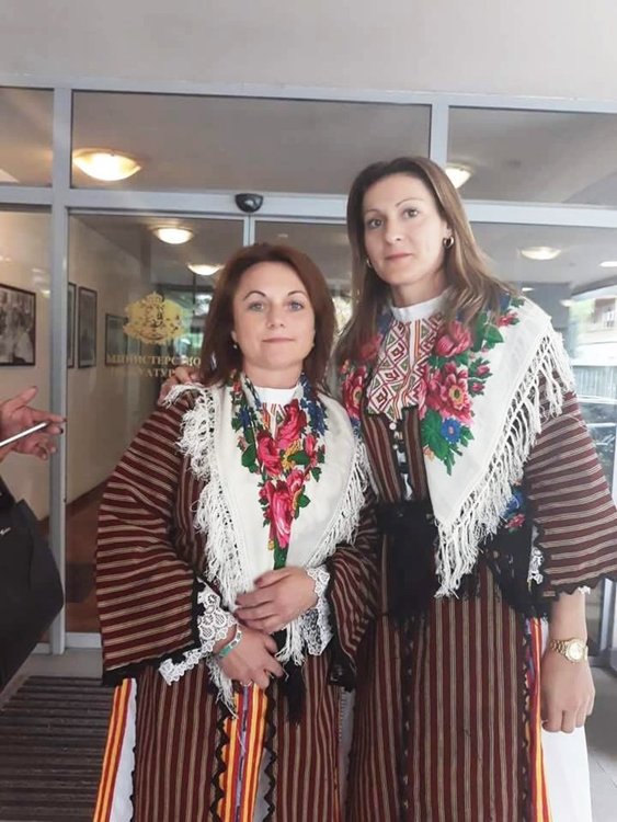 Изпълнителки на уникалния Неделински двуглас, който се изпълнява единствено в Неделино