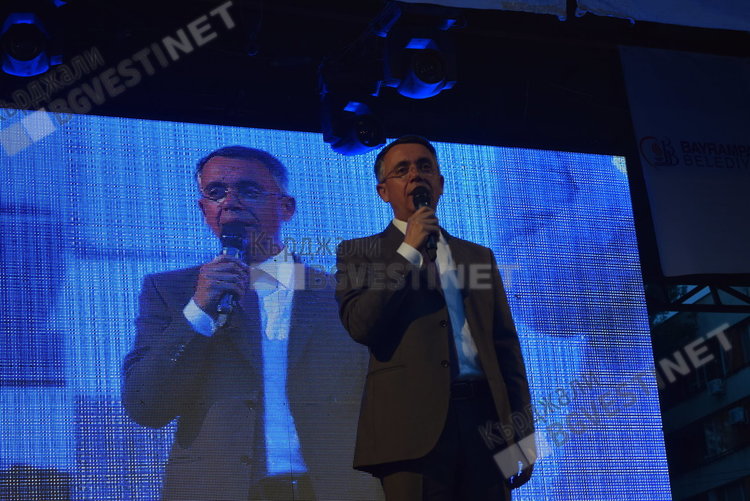 Две хиляди души се стекоха на ифтар в Кърджали, за тях пя Ариф Шентюрк