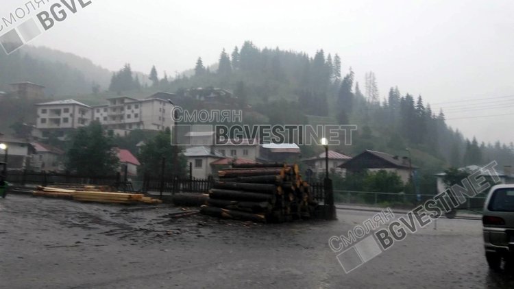 Бедствено положение в девинско село, реката излезе от коритото в Стойките