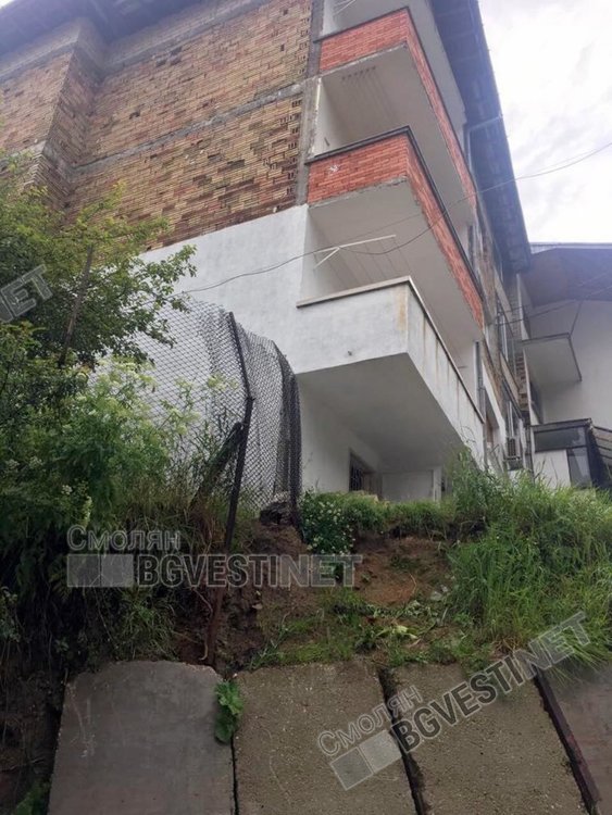 Пороите активираха свлачище в Чепеларе, голяма къща с 4 семейства е под заплаха