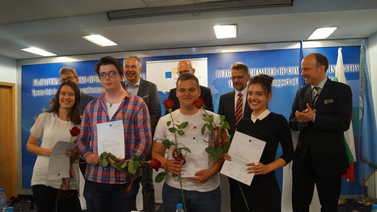 Лия от ЕГ „Христо Ботев” ще представи България  в  „ Младежта дeбaтира на немски език“   в Братислава