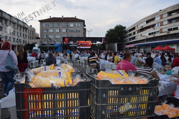 Две хиляди души се стекоха на ифтар в Кърджали, за тях пя Ариф Шентюрк