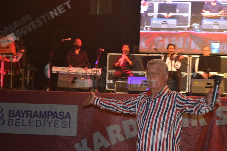 Две хиляди души се стекоха на ифтар в Кърджали, за тях пя Ариф Шентюрк