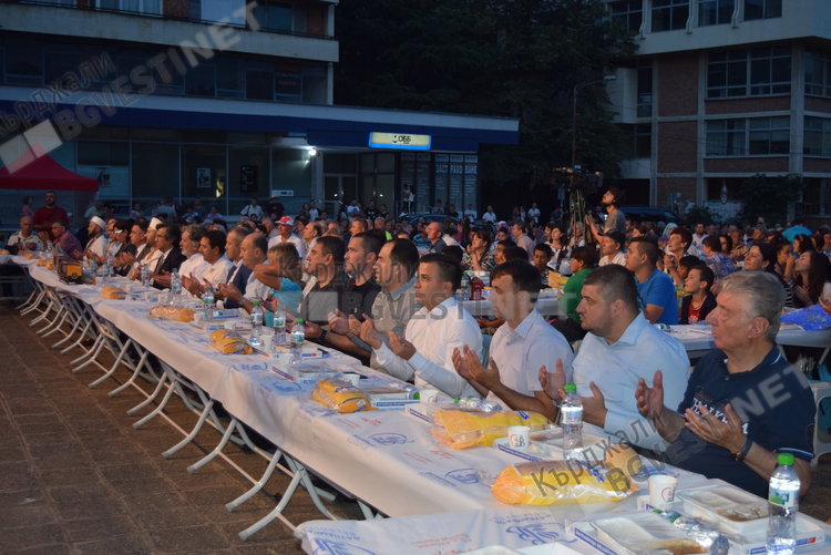 Две хиляди души се стекоха на ифтар в Кърджали, за тях пя Ариф Шентюрк