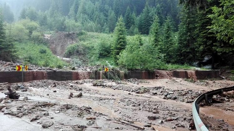 Пътят за Стойките-кална река, за Пампорово- множество камъни и клони