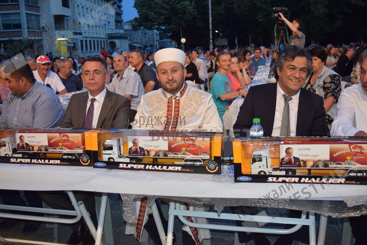 Две хиляди души се стекоха на ифтар в Кърджали, за тях пя Ариф Шентюрк