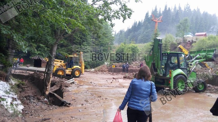 Пътят Пампорово-Стойките е затворен, порой изнесе скатовете