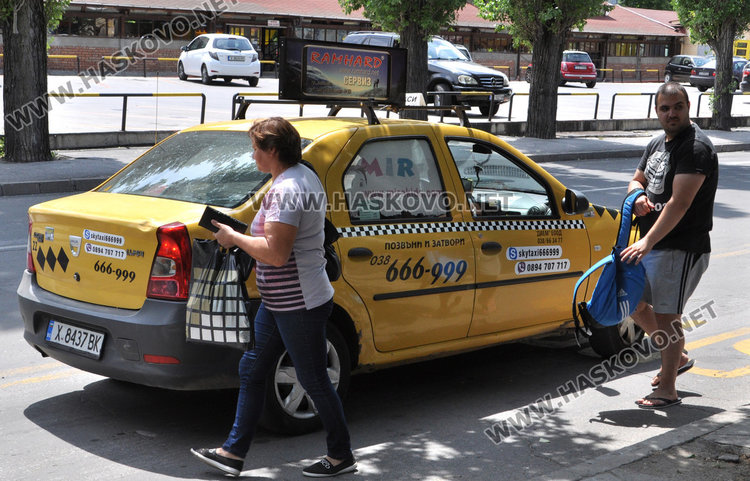 Вбесени хасковлии висят по спирките , спасяват се с таксита и пеша