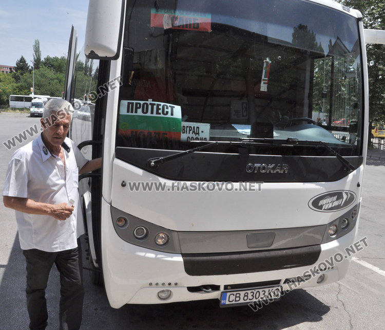 Вбесени хасковлии висят по спирките , спасяват се с таксита и пеша