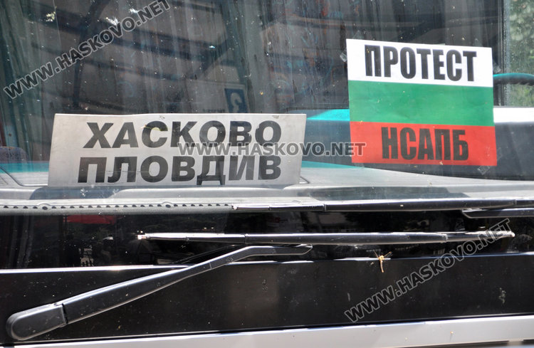 Вбесени хасковлии висят по спирките , спасяват се с таксита и пеша