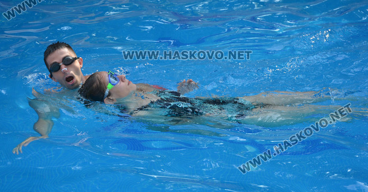 23-ма на изпит за спасители на басейн, половината искат да работят и на море