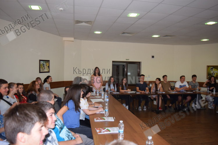 Институциите се обединиха да готвят млади кърджалийци за доброволци срещу агресията