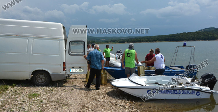 Видьовден за яз. Тракиец, доброволци пуснаха 150 хил. шаранчета