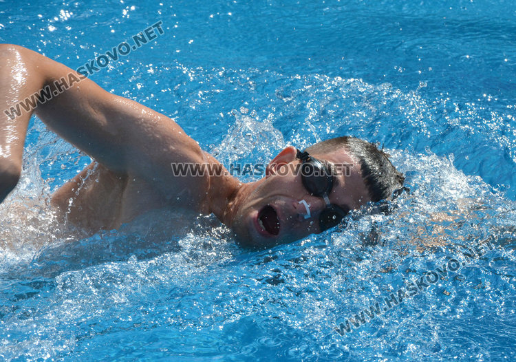 23-ма на изпит за спасители на басейн, половината искат да работят и на море