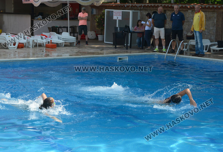 23-ма на изпит за спасители на басейн, половината искат да работят и на море