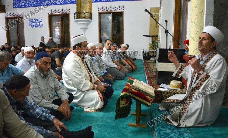 Имамът Сюлейман (вдясно), а пред него вляво е районният мюфтия Басри Еминефенди