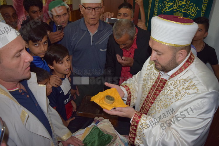 Мюсюлмани се покланят пред косъм от брадата на Пророка