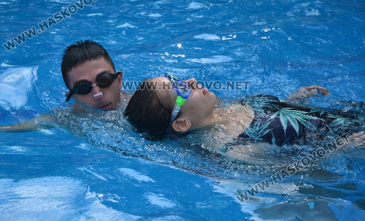 23-ма на изпит за спасители на басейн, половината искат да работят и на море