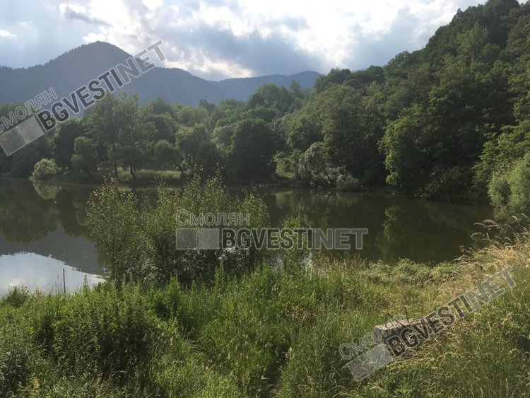 Хладен петък с валежи и гръмотевици  