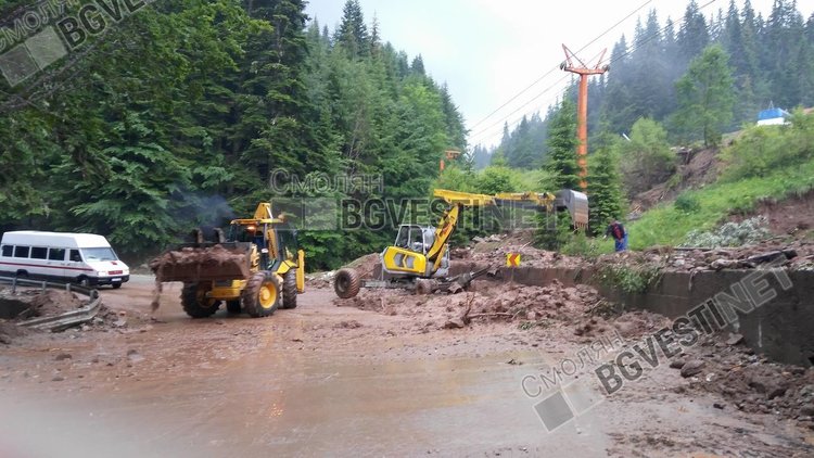 Десетки сигнали за помощ до пожарната след пороите в Смолян и района 