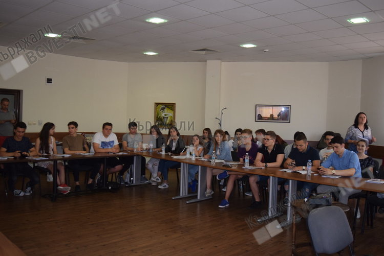 Институциите се обединиха да готвят млади кърджалийци за доброволци срещу агресията