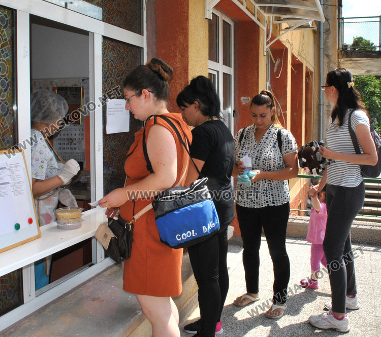 Институциите оставиха над 100 майки на километри от млечна кухня 