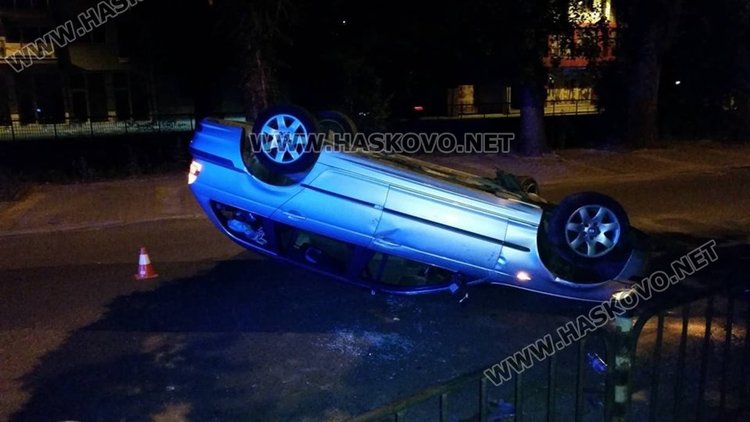 Пиян хасковлия се обърна с БМВ, две момичета пострадаха