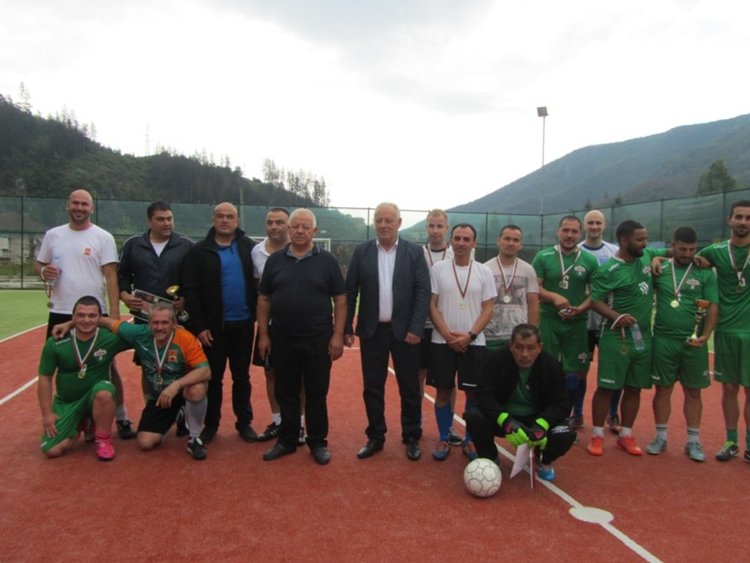 Търън посрещна празника си с Благотворителен турнир по тенис и футбол за купата на кмета