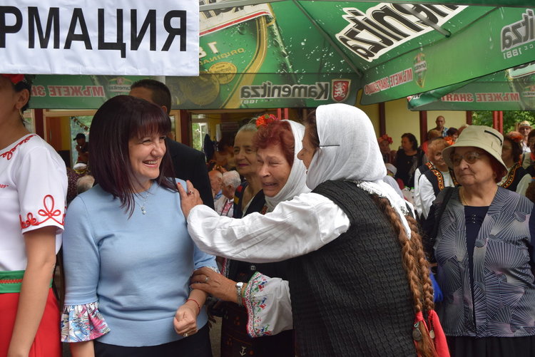 Децата бяха живите цветя на Тракийския събор в Кърджали днес