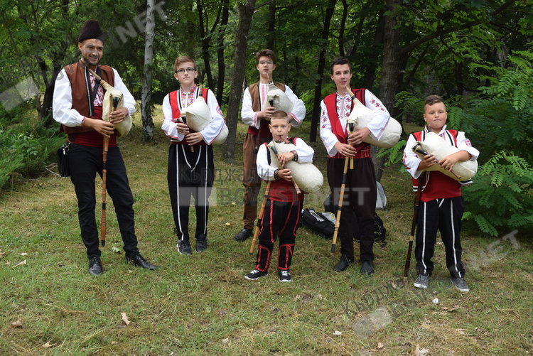 Децата бяха живите цветя на Тракийския събор в Кърджали днес