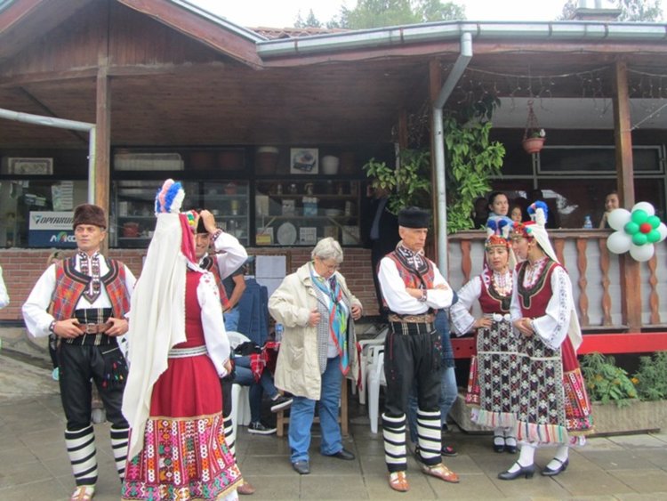 Търън посрещна празника си с Благотворителен турнир по тенис и футбол за купата на кмета