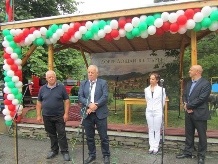 Търън посрещна празника си с Благотворителен турнир по тенис и футбол за купата на кмета