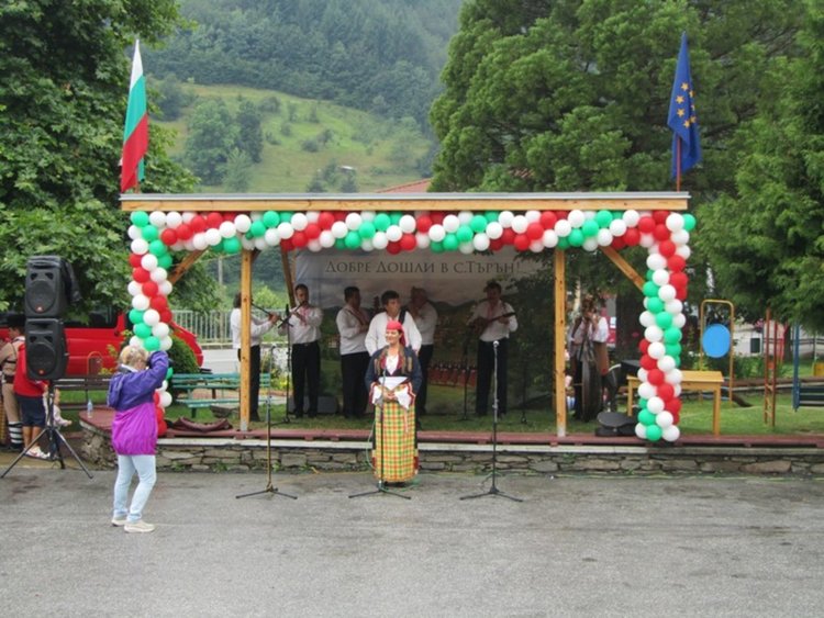 Търън посрещна празника си с Благотворителен турнир по тенис и футбол за купата на кмета