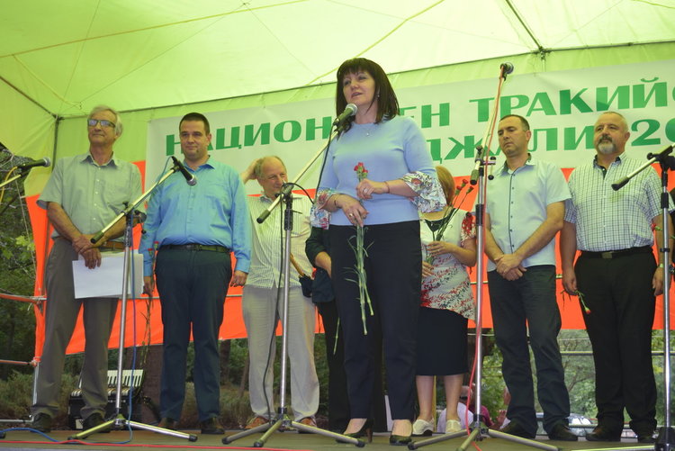 Децата бяха живите цветя на Тракийския събор в Кърджали днес