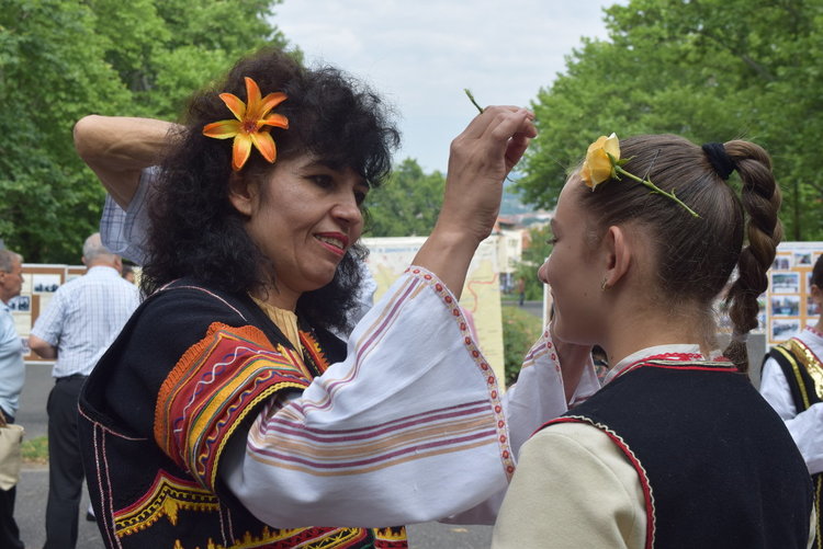 Децата бяха живите цветя на Тракийския събор в Кърджали днес