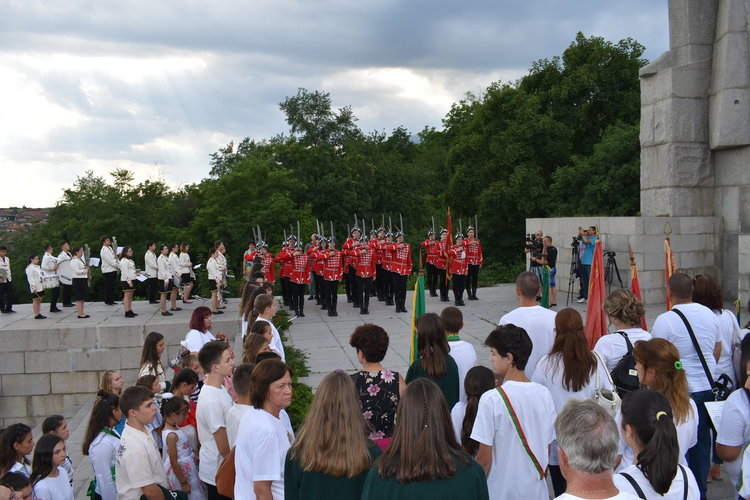 Почетен плакет, признание и овации за Езикова гимназия  „Христо Ботев“от  гражданите на Калофер