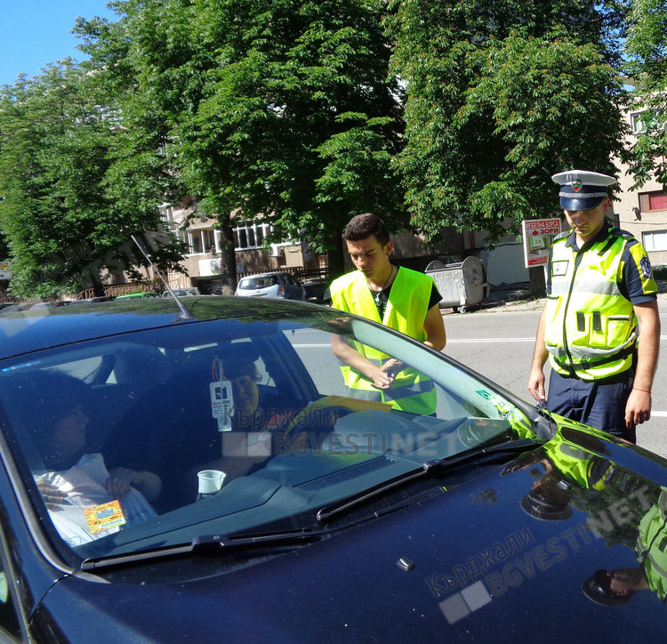 Пътна полиция с правила на движението през лятната ваканция