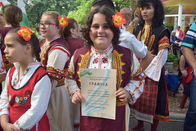 Децата бяха живите цветя на Тракийския събор в Кърджали днес