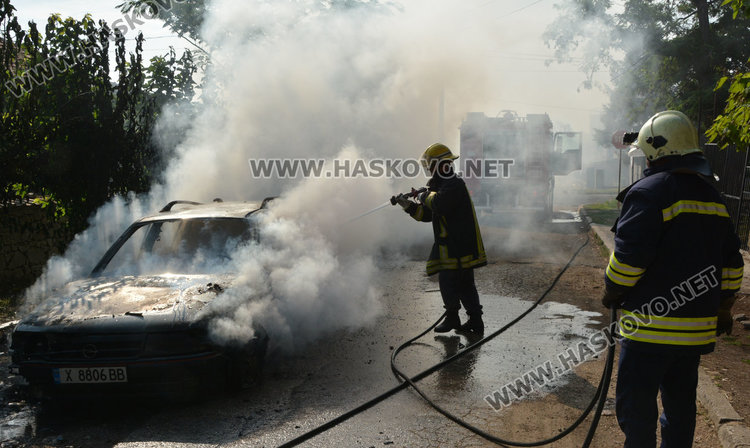 Изгоря Опелът на семейство с дете (видео)