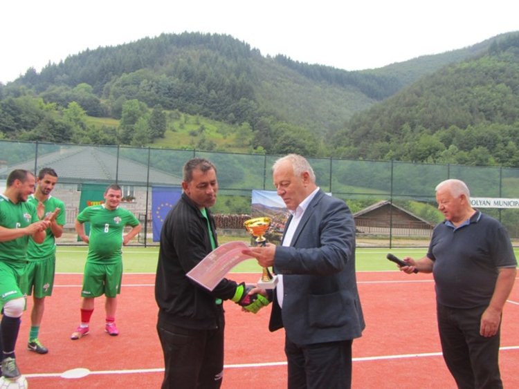 Търън посрещна празника си с Благотворителен турнир по тенис и футбол за купата на кмета